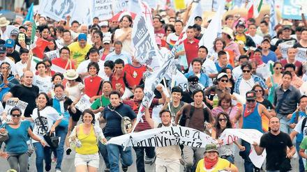 Rennen für die Freiheit. Demonstration der Studentenbewegung „Yo Soy 132“ in Mexiko City. Foto: Reuters