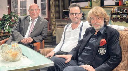 „Nicht anfassen!“ Kurt Krömer (Mitte) geht mit seinen Gästen mitunter rüde um. Am Samstag in seiner Late-Night-Show: Gregor Gysi (links) und Helge Schneider. Foto: RBB