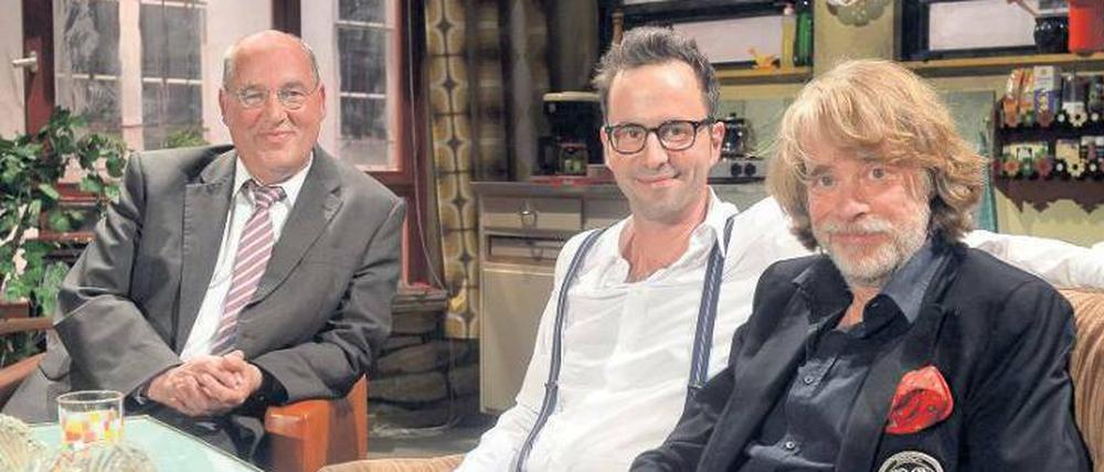 „Nicht anfassen!“ Kurt Krömer (Mitte) geht mit seinen Gästen mitunter rüde um. Am Samstag in seiner Late-Night-Show: Gregor Gysi (links) und Helge Schneider. Foto: RBB