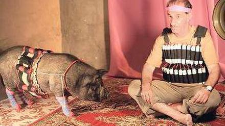 Das Schwein trügt. Sind das Selbstmordattentäter? Falsch. In Sylvain Estibans Film kann Sasson Gabay als armer Fischer und Schweinebesitzer die Israelis leider nicht von seiner Harmlosigkeit überzeugen.