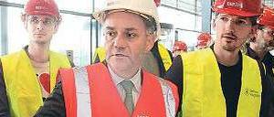 Unter Helmen. Die Fraktion der Piratenpartei im Abgeordnetenhaus wurde von Flughafen-Chef Rainer Schwarz über den Fortgang der BER-Bauarbeiten informiert. Allerdings blieben Fragen offen.