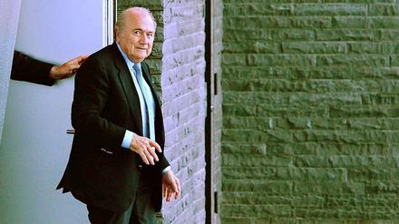 Der Antastbare. Die Kritik an Joseph Blatter wächst, nur nicht in der Fifa. 