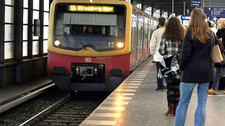 Warten ist angesagt. Am Montagvormittag war der Verkehr auf der Nord-Süd-S-Bahn teilweise unterbrochen.
