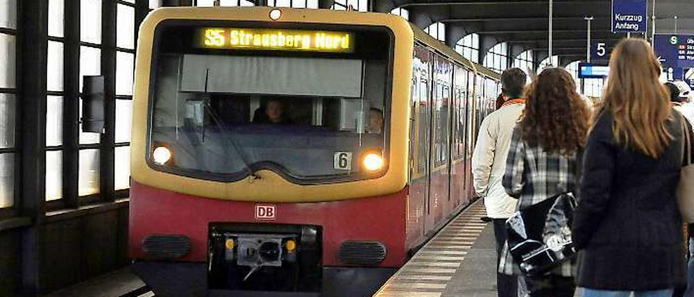 Warten ist angesagt. Am Montagvormittag war der Verkehr auf der Nord-Süd-S-Bahn teilweise unterbrochen.