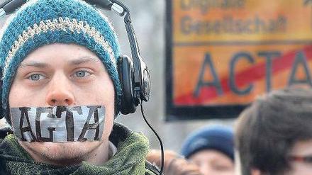Zehntausende hatte in den vergangenen Monaten gegen das geplante Abkommen protestiert. Hierzulande wird der Erfolg der Piraten-Partei auch mit diesen Protesten beziehungsweise der entschiedenen Ablehnung von Acta in Verbindung gebracht. 