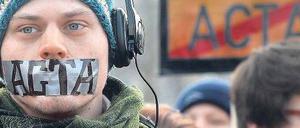 Zehntausende hatte in den vergangenen Monaten gegen das geplante Abkommen protestiert. Hierzulande wird der Erfolg der Piraten-Partei auch mit diesen Protesten beziehungsweise der entschiedenen Ablehnung von Acta in Verbindung gebracht. 