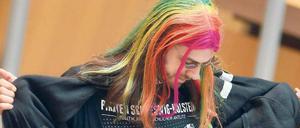 Bunter Vogel. Simon Kowalewski von der Piratenpartei bei seinem farbenfrohen Auftritt am 14. Juni im Abgeordnetenhaus.