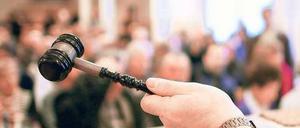 Unterm Hammer. 31,7 Milliarden Euro Umsatz im Jahr machen die Versteigerer hierzulande. Foto: dapd