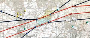 Eine Karte mit Flugrouten hängt vor Prozessbeginn im Bundesverwaltungsgericht in Leipzig.