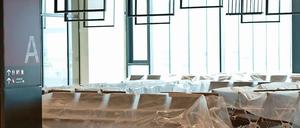 Fertig gebaut aber noch nicht bezahlt: viele Firmen bleiben derzeit auf den Baukosten vom BER sitzen.