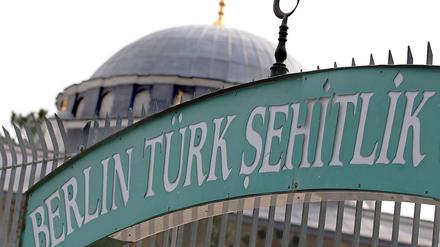 Zwei Monate nach der islamfeindlichen Schweinekopf-Attacke gegen die Sehitlik-Moschee in Berlin-Neukölln hat die Polizei einen Tatverdächtigen festgenommen. 