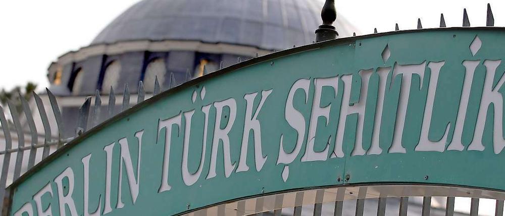 Zwei Monate nach der islamfeindlichen Schweinekopf-Attacke gegen die Sehitlik-Moschee in Berlin-Neukölln hat die Polizei einen Tatverdächtigen festgenommen. 
