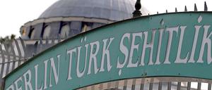 Zwei Monate nach der islamfeindlichen Schweinekopf-Attacke gegen die Sehitlik-Moschee in Berlin-Neukölln hat die Polizei einen Tatverdächtigen festgenommen. 