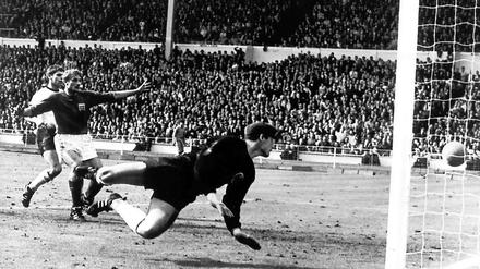 Einmal reicht doch! Das Wembley-Tor ist Legende, doch das OK der Fifa für die Torlinientechnik bringt dem Fußball grundlegend mehr Fairness.
