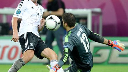 Diesmal nicht. Miroslav Klose scheitert hier gegen den griechischen Torhüter Michalis Sifakis. Später machte er sein Tor. Und darf zur Belohnung jetzt zur Pressekonferenz. Ein Zeichen für seinen Startelf-Einsatz gegen Italien? 