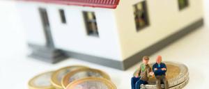 Alt werden im Eigenheim. Immer mehr Menschen jenseits der 50 entscheiden sich dafür, eine Immobilie zu kaufen oder gleich selbst zu bauen. Ihr Vorteil: Sie haben oft mehr Eigenkapital als Jüngere. Und sie können ihre Einnahmen ziemlich genau kalkulieren. Foto: dpa