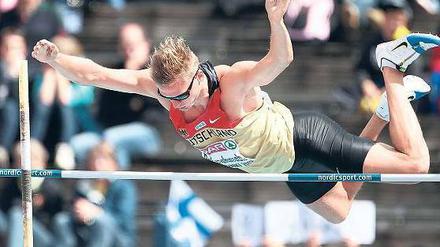 Ganz oben. Pascal Behrenbruch springt erstmals in einem Zehnkampf über fünf Meter im Stabhochsprung und schafft insgesamt starke 8558 Punkte. Dieses Ergebnis macht ihn für London zu einem Anwärter auf eine olympische Medaille. 