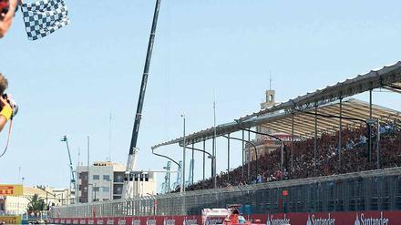 Vorne weg. Fernando Alonso ist der erste Fahrer, der in dieser Saison zum zweiten Mal ein Rennen gewinnen konnte. Foto: dpa
