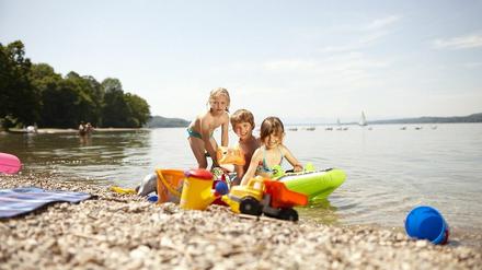 Für Kinder kann das Baden im See gefährlich sein. Im flachen Wasser können die Kleinen Keime schlucken.