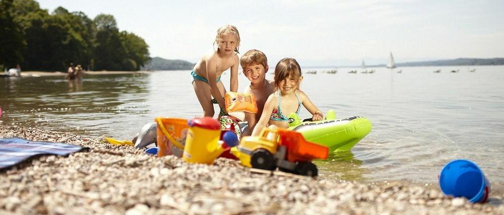 Für Kinder kann das Baden im See gefährlich sein. Im flachen Wasser können die Kleinen Keime schlucken.