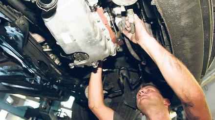 Volle Auftragsbücher. Die deutschen Kfz- Werkstätten haben gut zu tun. Foto: dapd