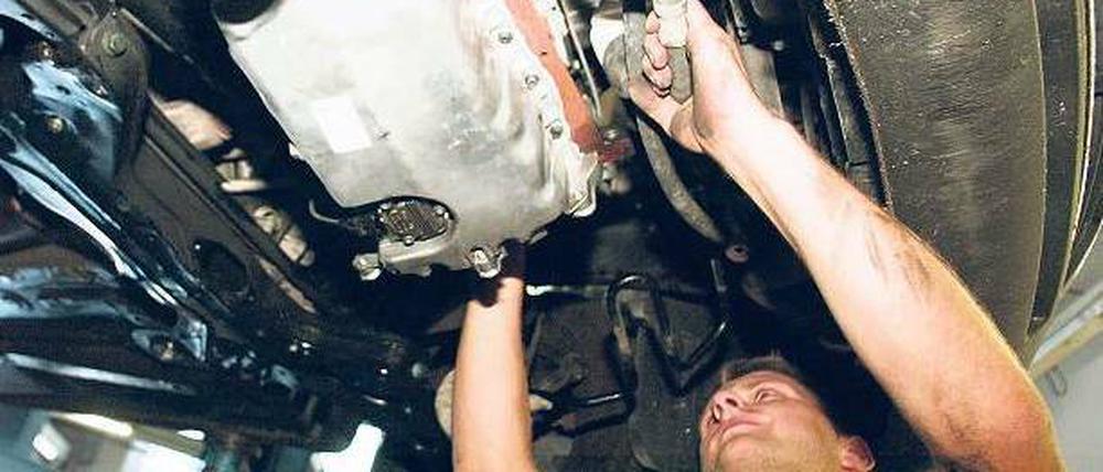 Volle Auftragsbücher. Die deutschen Kfz- Werkstätten haben gut zu tun. Foto: dapd