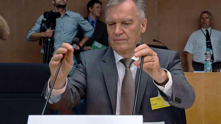 Der Präsident der Bundeskriminalamtes Jörg Ziercke hat zugegeben, dass bei den Ermittlungen zur Zwickauer Terrorzelle schwerwiegende Fehler gemacht wurden.