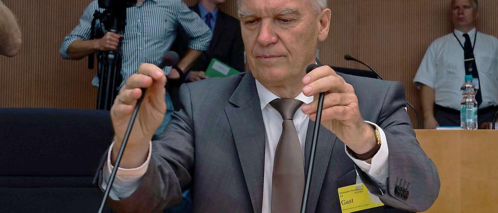 Der Präsident der Bundeskriminalamtes Jörg Ziercke hat zugegeben, dass bei den Ermittlungen zur Zwickauer Terrorzelle schwerwiegende Fehler gemacht wurden.