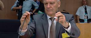 Der Präsident der Bundeskriminalamtes Jörg Ziercke hat zugegeben, dass bei den Ermittlungen zur Zwickauer Terrorzelle schwerwiegende Fehler gemacht wurden.