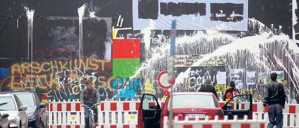 Mauer des Anstoßes. Der Künstlerin Nada Prlja ging es um die sozialen Unterschiede in der Friedrichstraße. Die Bewohner protestierten, die Installation wurde beseitigt. Foto: dpa
