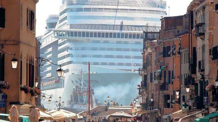 Lagune der Sehnsucht. Dies ist keine Szene aus einem Katastrophenfilm von Roland Emmerich. Die Riesendampfer sind Alltag in Venedig. Von hier starten die Kreuzfahrtschiffe zu ihren Reisen über das Mittelmeer – nach Kroatien, nach Griechenland, zu den Inseln. Der Süden wird pauschal erobert. Foto: Reuters