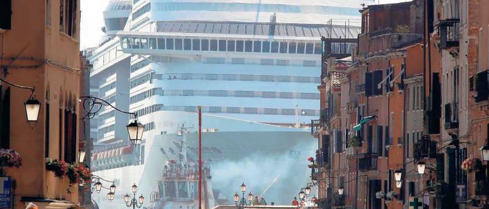 Lagune der Sehnsucht. Dies ist keine Szene aus einem Katastrophenfilm von Roland Emmerich. Die Riesendampfer sind Alltag in Venedig. Von hier starten die Kreuzfahrtschiffe zu ihren Reisen über das Mittelmeer – nach Kroatien, nach Griechenland, zu den Inseln. Der Süden wird pauschal erobert. Foto: Reuters