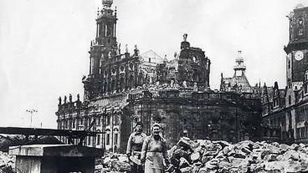 Nach den Brandbomben. Die zerstörte Hofkirche in Dresden. 