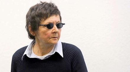 Die wegen des Attentats auf Generalbundesanwalt Siegfried Buback angeklagte ehemalige RAF-Terroristin Verena Becker, am Dienstag (26.06.12) im Oberlandesgericht (OLG) in Stuttgart vor Verhandlungsbeginn.