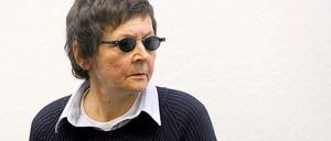 Die wegen des Attentats auf Generalbundesanwalt Siegfried Buback angeklagte ehemalige RAF-Terroristin Verena Becker, am Dienstag (26.06.12) im Oberlandesgericht (OLG) in Stuttgart vor Verhandlungsbeginn.