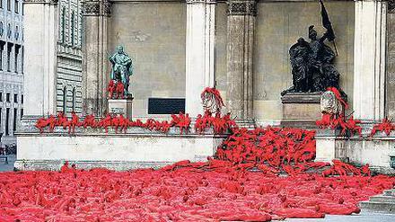 Roter Teppich. Viele angemalte Nackte, ein Kunstwerk an der Feldherrnhalle. Foto: dapd