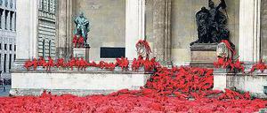 Roter Teppich. Viele angemalte Nackte, ein Kunstwerk an der Feldherrnhalle. Foto: dapd