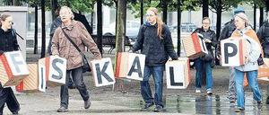 Würfelspiel. Am Sonntag war der Fiskalpakt Gesprächsthema im Kanzleramt – wie schon vor Tagen. Vor der Tür demonstrierten Attac-Aktivisten. Foto: Wolfgang Kumm/dpa