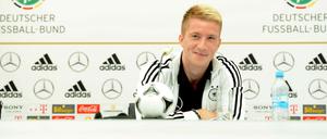 Verschmitztes Lächeln, perfekt frisiert: Marco Reus bei der DFB-Pressekonferenz.