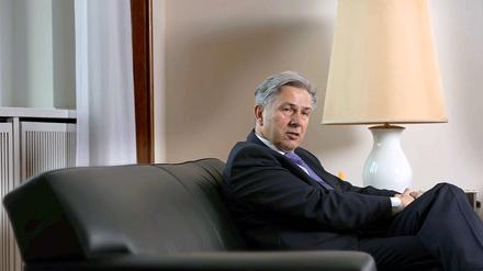Regierender Klaus Wowereit in seinem Dienstzimmer: "Schon viele haben versucht, mich hier wegzukriegen" - vergeblich.
