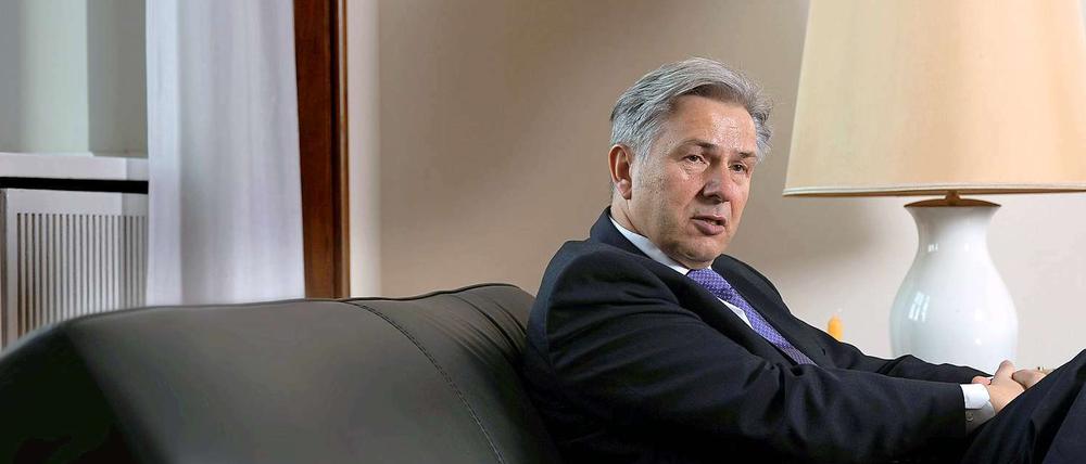 Regierender Klaus Wowereit in seinem Dienstzimmer: "Schon viele haben versucht, mich hier wegzukriegen" - vergeblich.