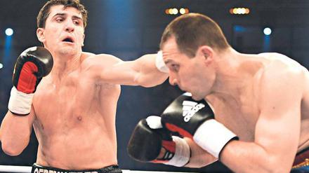 Gleich hau’ ich ihn um. Cruisergewichtler Marco Huck (links) malträtiert am vergangenen Wochenende seinen chancenlosen Herausforderer Rogelio Rossi und behält den Titel. Jetzt sucht er neue, ultimative Aufgaben. Foto: dpa