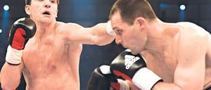 Gleich hau’ ich ihn um. Cruisergewichtler Marco Huck (links) malträtiert am vergangenen Wochenende seinen chancenlosen Herausforderer Rogelio Rossi und behält den Titel. Jetzt sucht er neue, ultimative Aufgaben. Foto: dpa