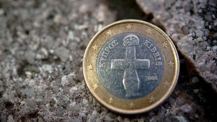Zypern musste wenige Tage vor der Übernahme der Ratspräsidentschaft unter den Euro-Rettungsschirm fliehen.