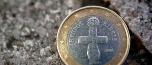 Zypern musste wenige Tage vor der Übernahme der Ratspräsidentschaft unter den Euro-Rettungsschirm fliehen.