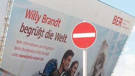 Warnzeichen. Eigentlich sollte der Flughafen Anfang Juni in Betrieb gehen. Wegen technischer Probleme platzte der Termin.