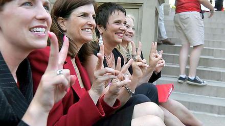 Barb Byrum (l.) aus dem Landesparlament in Michigan hat "Vasektomie" gesagt - und sich damit Ärger eingehandelt.