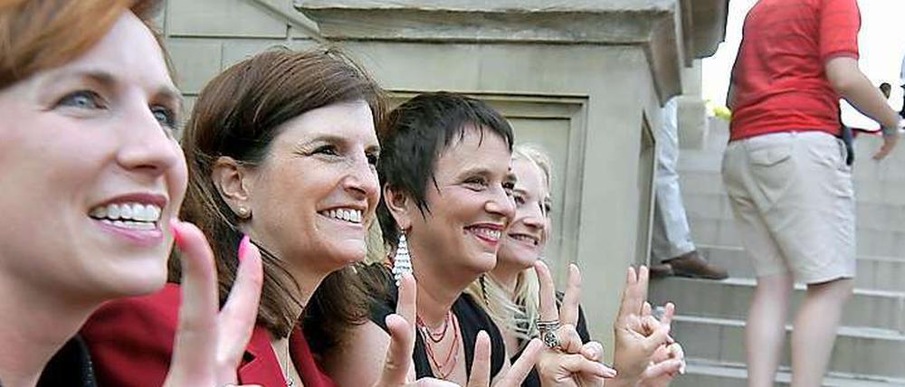 Barb Byrum (l.) aus dem Landesparlament in Michigan hat "Vasektomie" gesagt - und sich damit Ärger eingehandelt.