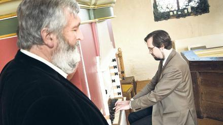 Bringen die Orgel zum Schwingen. Rudolf und Albrecht Bönisch in der Kirche von Waltersdorf bei Luckau. 