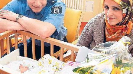 Pate in Uniform. Polizist Mario Stöcklein besuchte am Sonntag Mutter Saliha Yakut und ihr Baby Yaren im Urban-Krankenhaus. 